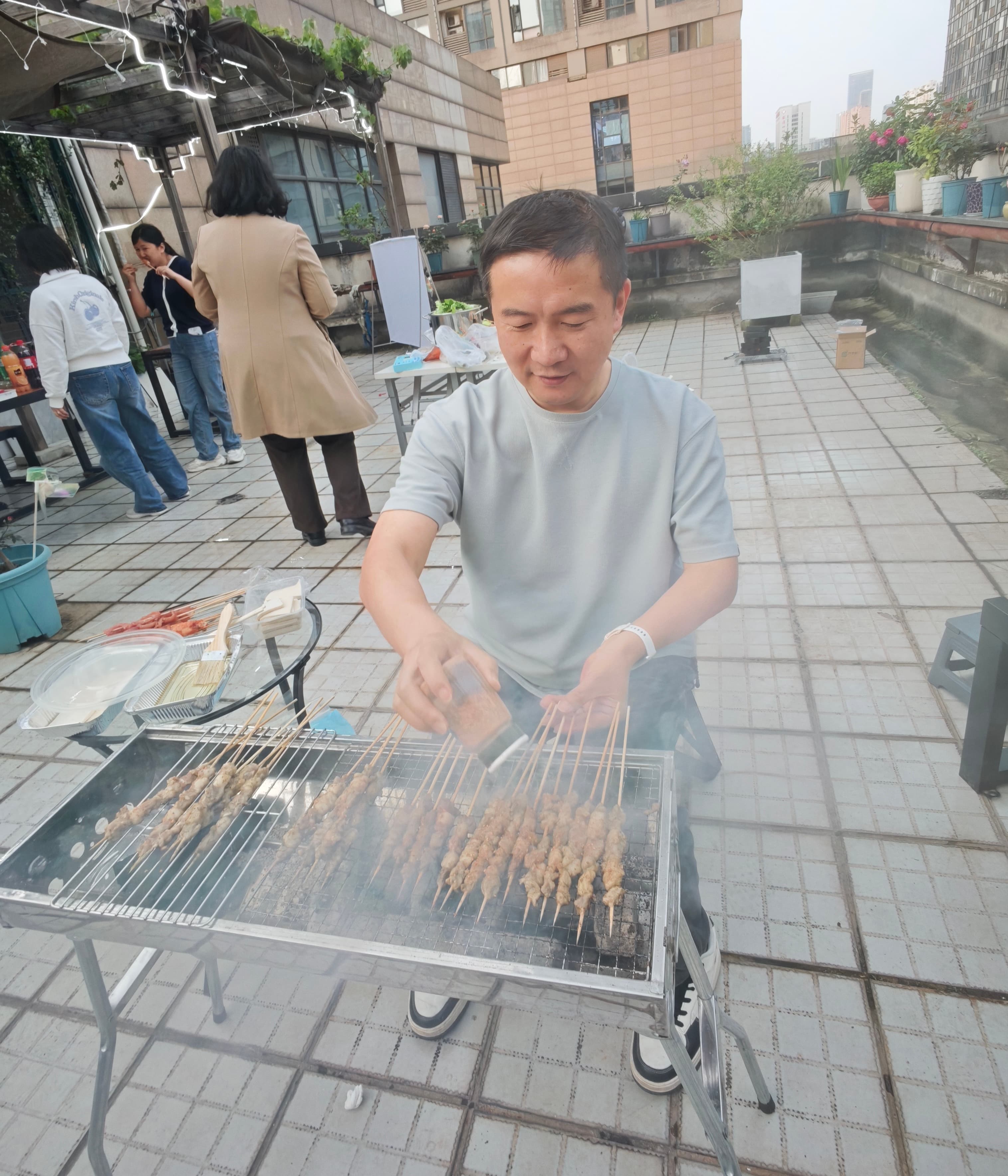 【团建活动】今泰装饰露台烧烤,烟火向星辰,团建暖人心(图4) 8.jpg