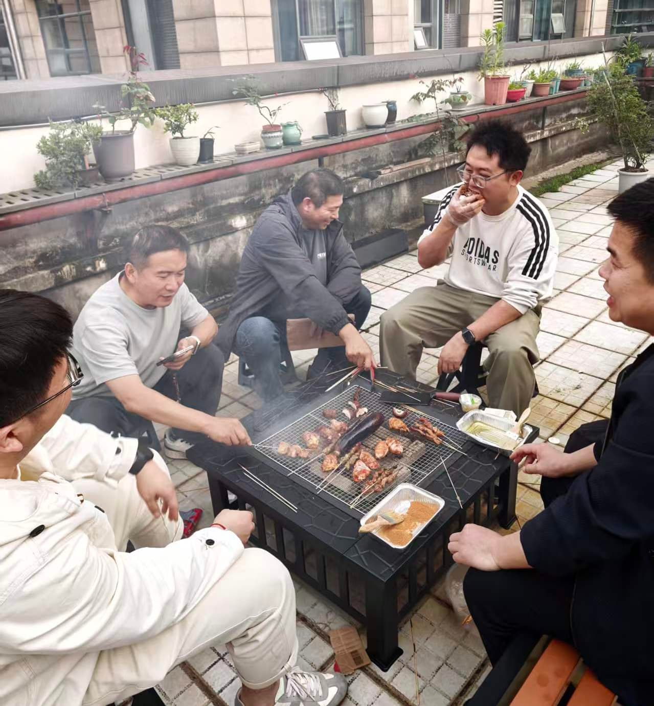 【团建活动】今泰装饰露台烧烤,烟火向星辰,团建暖人心(图11) 13.jpg
